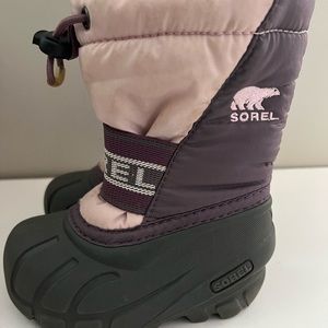 Sorel Toddler snowboots size 6.